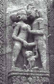 Pareja de amantes con un segundo personaje que interviene en la accin, del Templo del Sol o Pagoda Negra de Konarak, India.