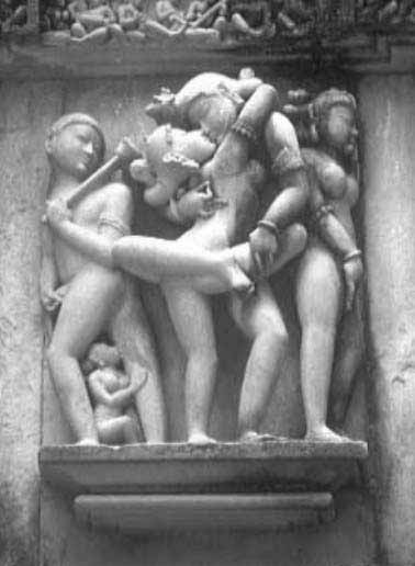 Pareja de amantes, de un templo del lugar arqueolgico de Khajuraho, India.