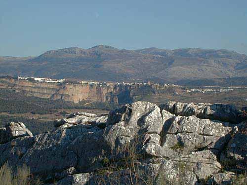 Panormica de Ronda, con Sierra Hidalga al fondo, desde lo alto de Mures